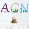 Prénom en bois personnalisé avec grande lettre majuscule pour chambre bébé
