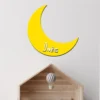 Décoration en bois d'une lune personnalisable au prenom de l'enfant ou de bébé