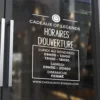 Sticker pesonnalisable aux horaires d'ouverture et de fermeture d'une boutique