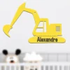 Décoration murale en bois représentant une grue de chantier à personnaliser, destinée pour une chambre d'enfant.