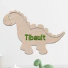 Décoration murale en bois représentant un dinosaure personnalisable destinée pour une chambre d'enfant.