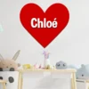 Décoration murale en bois représentant un coeur, destinée pour une chambre d'enfant.