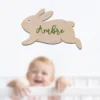Décoration murale en bois représentant un lapin a personnalisé au prénom de l'enfant, destinée pour une chambre de bébé.