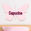 Décoration murale en bois représentant un papillon à personnaliser au prénom, destinée pour une chambre d'enfant