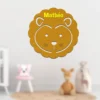 Décoration murale en bois représentant un lion destinée pour une chambre d'enfant.