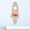 Décoration murale en bois représentant une fusée à personnaliser, destinée pour une chambre d'enfant.