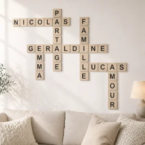 Prénoms en bois personnalisés style scrabble pour décoration murale familiale dans un salon moderne et lumineux