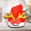 Bonnet de noel personnalisable au prénom de l'enfant illustrant des bosi de renne et un noeud à poids rouge