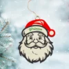 Boule de Noël personnalisée au prénom de l'enfant représentant l'illustration d'un père Noël en bois. décoration pour sapin de Noël