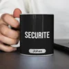 Mug noir avec ecrit "securité" en blanc personnalisable au prénom de l'agent de securité