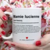 Tasse mamie personnalisée à offrir pour la fête des grands-mères, ornée du mot "mamie" façon dictionnaire, accompagnée d'une définition pleine de compliments