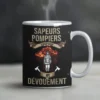 Tasse représentant un pompier en tenue F1 avec la citation : "Courage et dévouement"