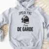 Sweat à capuche pour pompier avec une illustration du casque F1 et la phrase : J'peux pas j'suis de garde