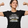 T-shirt Super Tata et Super Marraine noir porté par une femme, idée cadeau et annonce grossesse originale pour tata ou marraine.