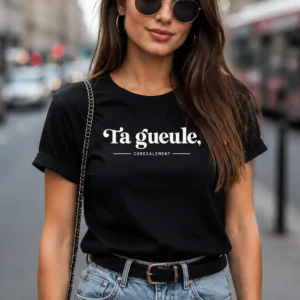 T-shirt “Ta gueule cordialement” noir porté par une femme, modèle humoristique et sarcastique pour homme ou femme