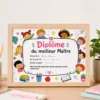 Diplôme du meilleur Maître personnalisé dans un cadre en bois A4 posé sur un bureau
