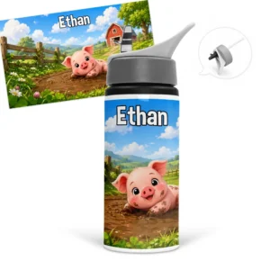 Gourde cochon personnalisée avec prénom de l'enfant dans un décor de ferme avec petit cochon rose dans la boue, grange et fleurs