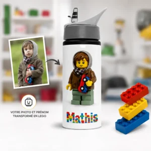 Gourde Lego personnalisée avec la photo d’un enfant transformée en figurine et son prénom en briques colorées