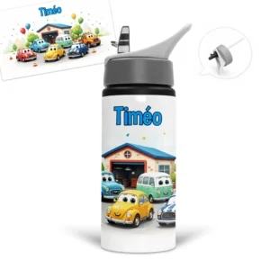 Gourde petite voiture personnalisée avec le prénom Timéo et des véhicules colorés devant un garage