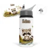Gourde raton laveur personnalisée avec prénom dans un décor de forêt avec ruisseau, pierres, tronc d’arbre et petit oiseau
