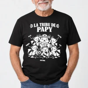 Homme portant un t-shirt Papy personnalisé noir avec cinq prénoms de petits-enfants et une illustration de ratons laveurs.